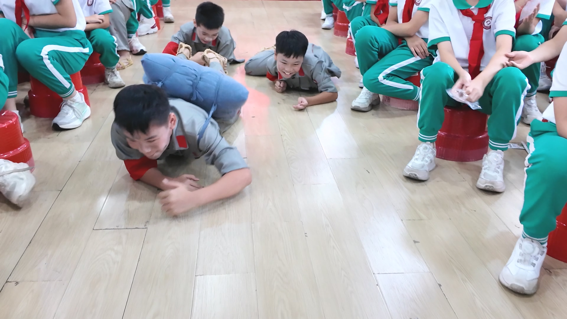 少先队员体验穿越“封锁线”。主办方供图